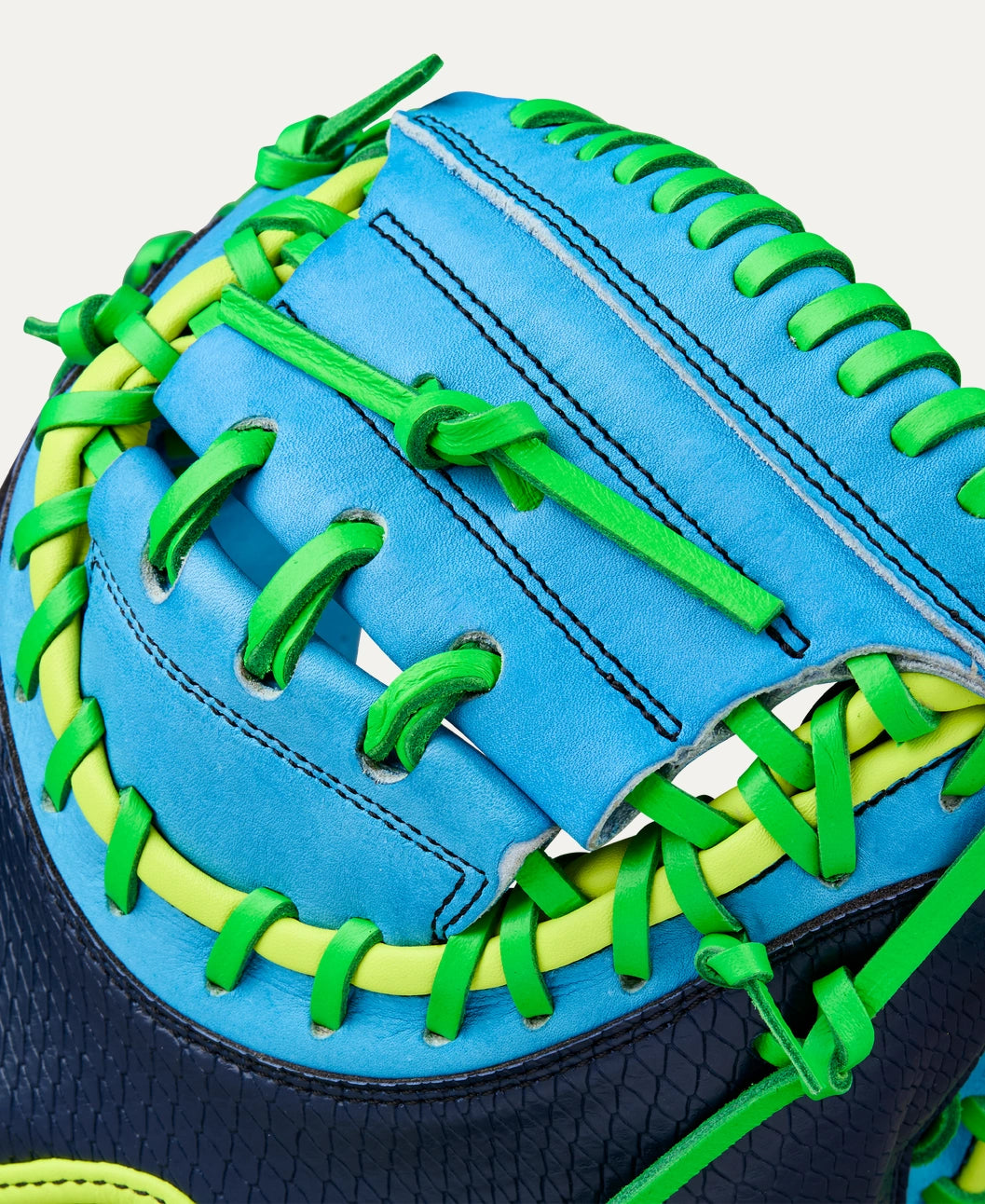 Wilson 2025 Fall A2000 PF33SS Navy/Sky Blue/N 33.00" Baseball Catcher's Mitt WBW10346533