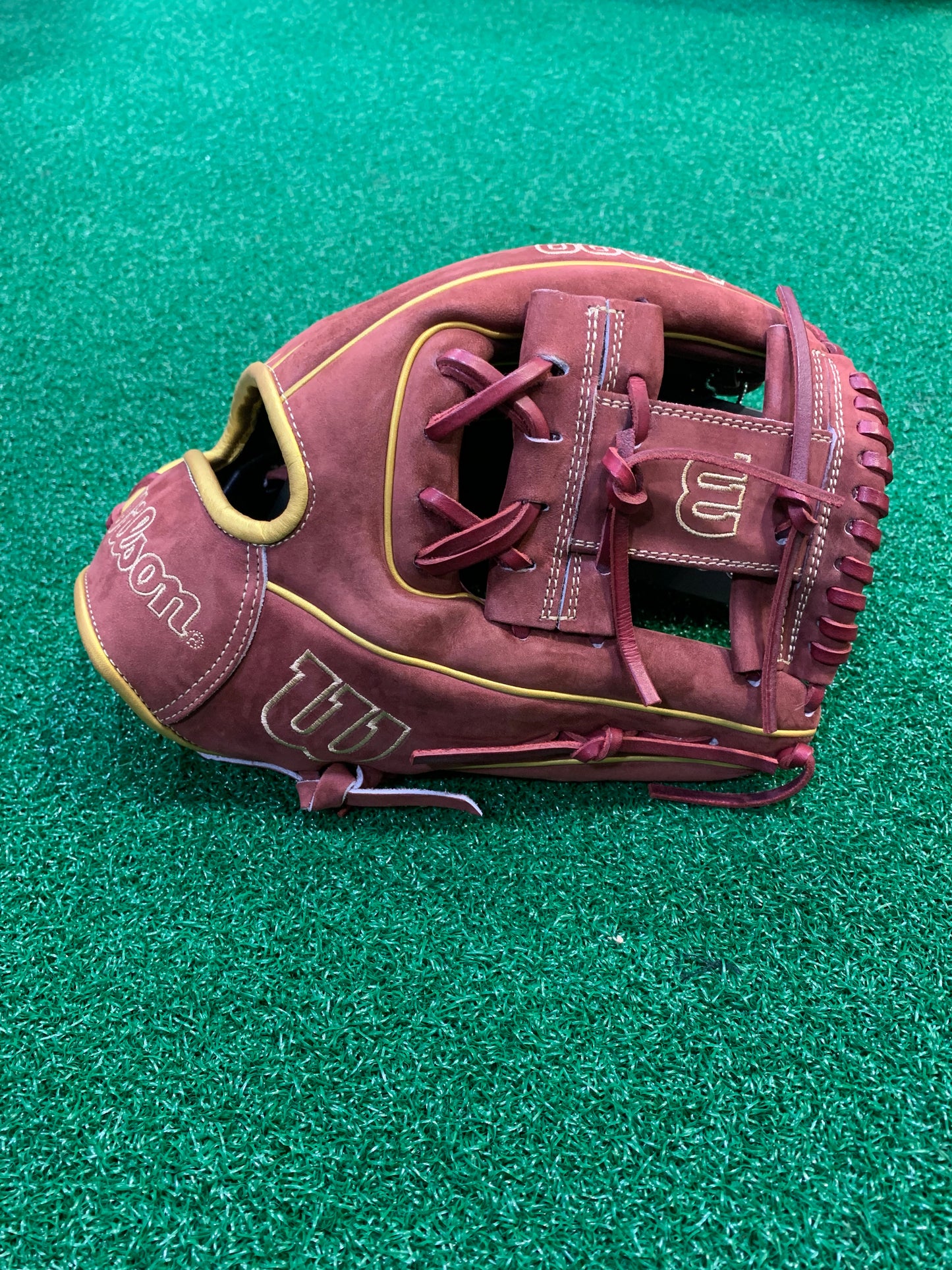 WILSON 2022 NOVEMBER GOTM - 1975 CRIMSON VELVET 11.75 - RHT BASEBALL GLOVE: WBW1012841175