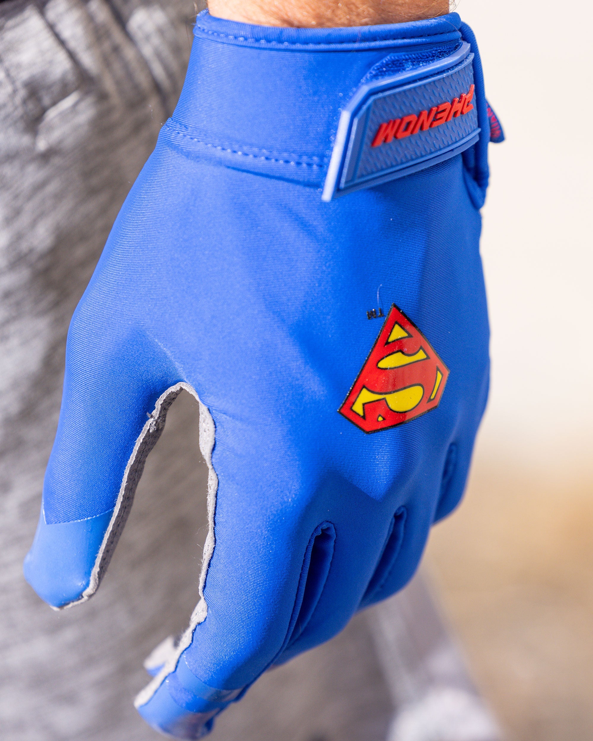 【S】PHENOM ELITE SUPERMAN アメフト グローブ Superman Batting Gloves — Quantum Orbit by Phenom Elite – Prime Sports